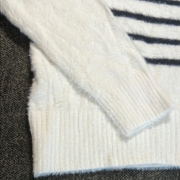 NWT Bleu Gray Soft Fuzzy White and Black Striped Crew Neck Sweater sz L - Picture 3 of 8